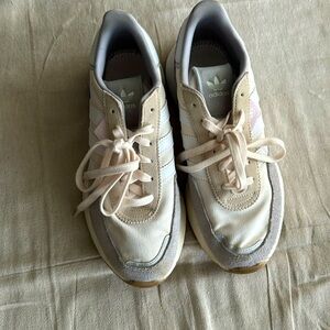 Like New Adidas tennis shoes